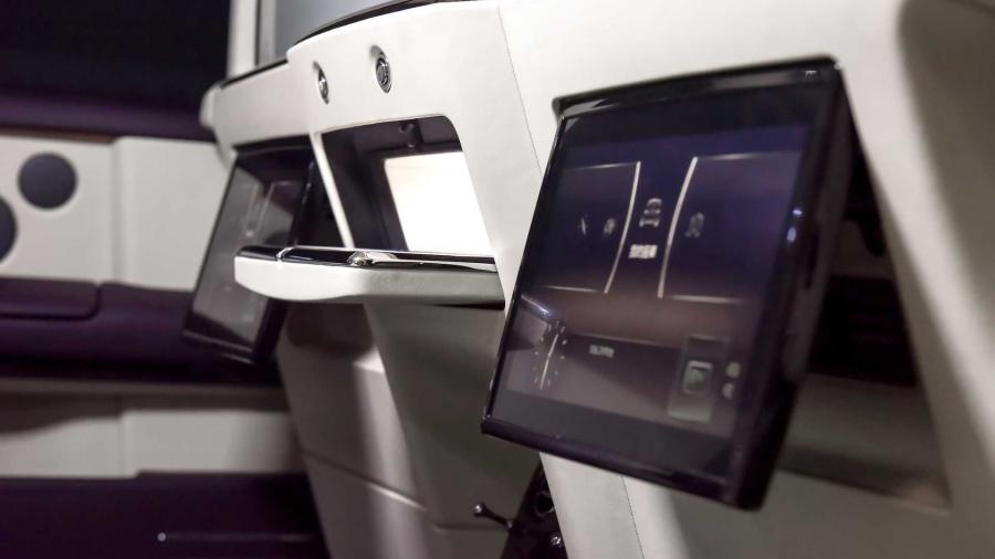 Детали интерьера Rolls-Royce Phantom Privacy Suite 2019 года  (фото 3 из 11)